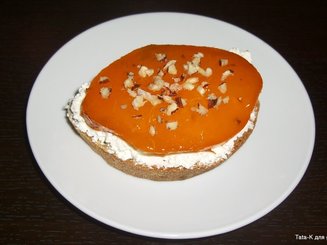 Тост с хурмой и творожным сыром.