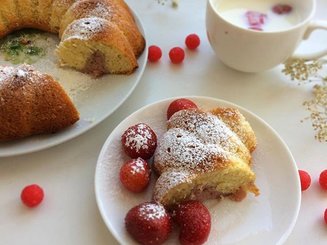 Кекс с творожно-клубничной начинкой