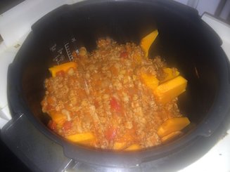 Ломтики тыквы, запеченные с мясным фаршем и томатами