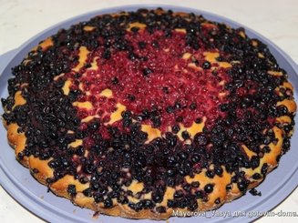 Пирог из кукурузной муки с черной смородиной
