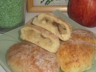 Творожные пирожки с яблоками и изюмом
