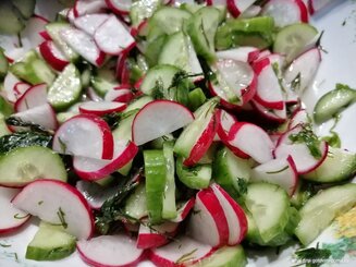 Салат из редиса с огурцами