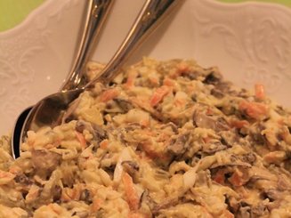 Грибной салат с сыром, морковью и солеными огурцами