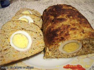 Рулет из фарша с яйцом