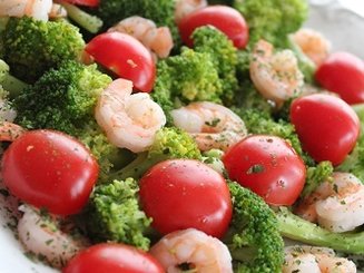 Салат "Весна у моря" с брокколи, черри и креветками
