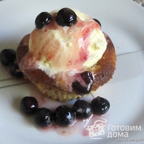 Маффины с черникой и мороженым