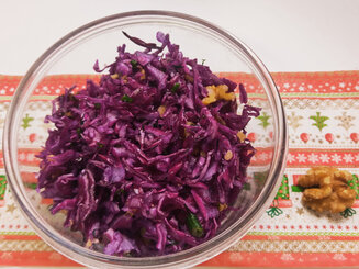 Салат с краснокачанной капустой и орехами