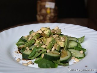 Салат с авокадо и кедровыми орешками