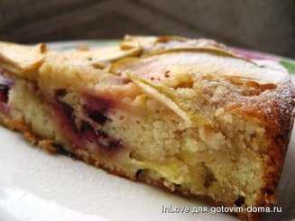 Пирог со сливами и яблоками