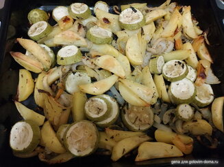 Картофель маринованный и запеченный в духовке с овощами