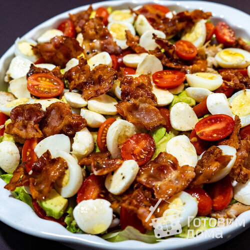 Салат с курицей, авокадо, помидором и беконом