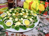 Новогодний салат с кальмарами и кукурузой
