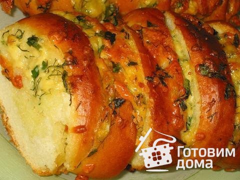 Запеченный батон с сыром и чесноком