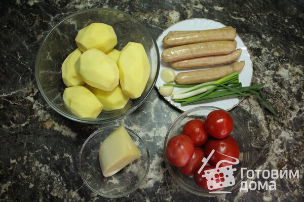 Запеченная картошка с сосисками, сыром и помидорами фото к рецепту 1