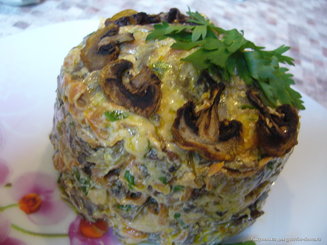 Грибной салат с сыром, морковью и солеными огурцами