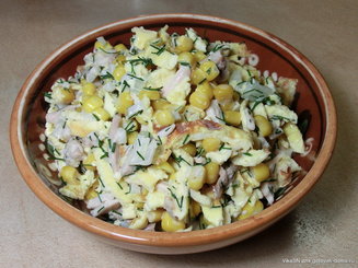 Салат с курицей, яичными блинчиками и кукурузой