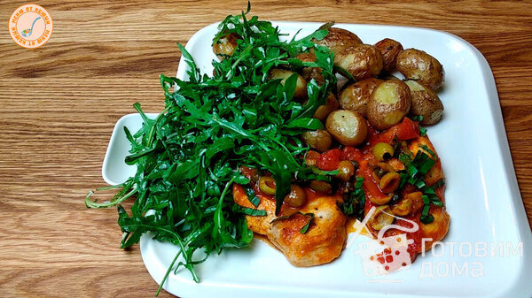 Нежная курица в соусе с картофелем и салатом фото к рецепту 9