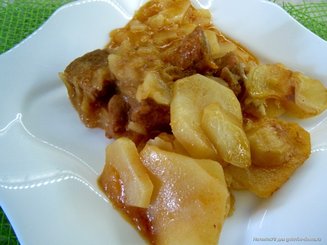 Гуляш из квашеной капусты под картофельным гратеном