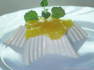 Ванильная панакота с ревенем и клубникой