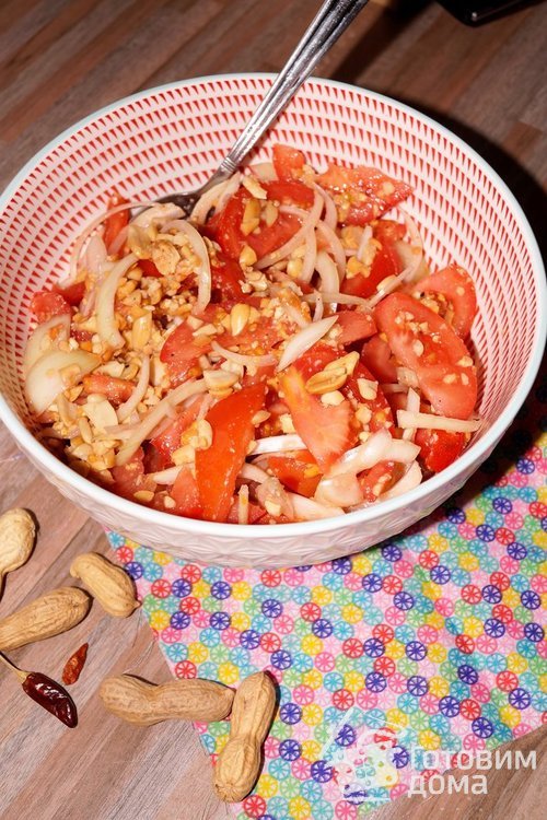 Салат из арахиса и томатов
