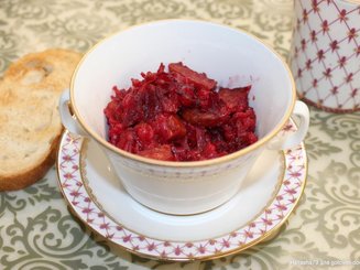 Перлово-свекольная запеканка с колбасками гриль
