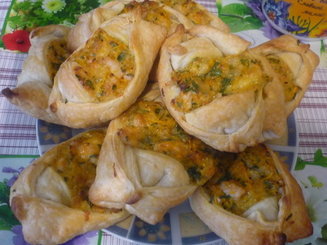 Бутерброды из слоеного теста с сыром, курицей и морковью