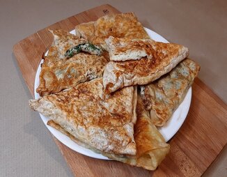 Ёка. Кавказское блюдо из лаваша с сыром, яйцом и зеленью