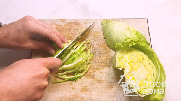 Здоровый и вкусный вегетарианский салат Цезарь в домашних условиях фото к рецепту 3