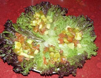 Салат с авокадо и лососем