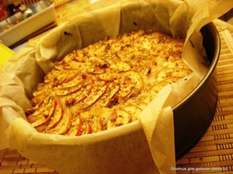 Осенний пирог с яблоком, тыквой и медом