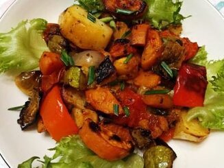 Картофель маринованный и запеченный в духовке с овощами