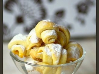 Рогалики с джемом из черной смородины