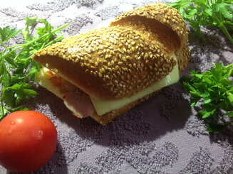 Испанский бутерброд со свининой и сыром- Bocadillo de lomo con queso