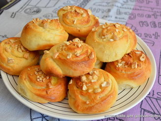 Булочки на ряженке с сахаром и корицей