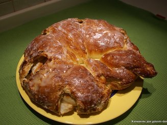 Шведский яблочный пирог с ромовой глазурью