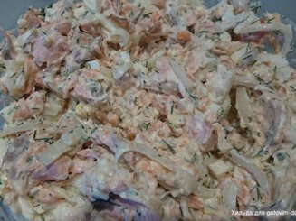 Салат с отварной рыбой и маринованным луком