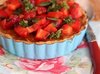 Персиковый тарт с клубничной сальсой