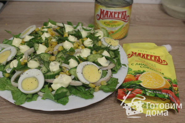 Новогодний салат с кальмарами и кукурузой фото к рецепту 4