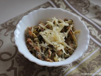 Грибной салат с сыром, морковью и солеными огурцами