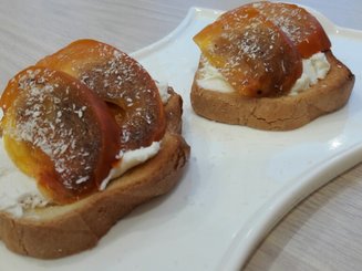 Тост с хурмой и творожным сыром.