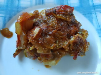 Мясное филе запеченное под овощной шубой