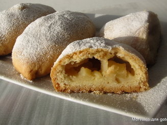 Рассыпчатые пирожки с яблоками и корицей