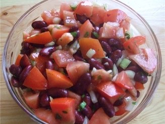 Салат из помидор и красной фасоли