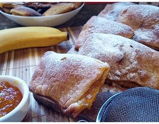 Слойки с апельсиновым джемом и бананом