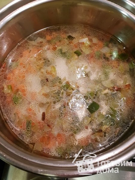 Рыбный суп с консервированной горбушей и мидиями фото к рецепту 4