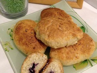 Творожные пирожки с яблоками и изюмом