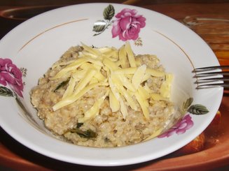 Овсяная каша со свежим шпинатом и сыром