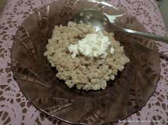 Овсяная каша со свежим шпинатом и сыром