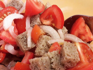 Хлебный салат с помидорами и луком