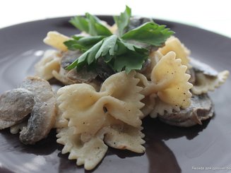 Фарфалле с шампиньонами